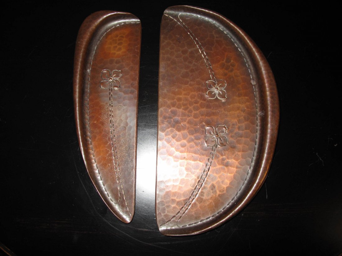 VINTAGE ROYCROFT HAMMERED COPPER CRUMBER TRAY FLORAL: This is a 2 piece Roycroft hand hammered copper crumber set. It includes a signed 8 1/4"x 4 1/8" crumb tray and matching 7 5/8"x 2 3/8" scraper, both decorated with a stylized dogwood flower design. T