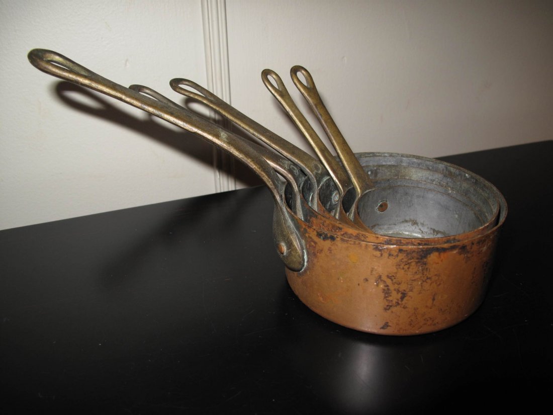 SET OF 5 GRADUATED COPPER POTS VINTAGE: A set of 5 vintage graduated copper pots, ranging in diameter from 2 3/8" to 4" in diameter.