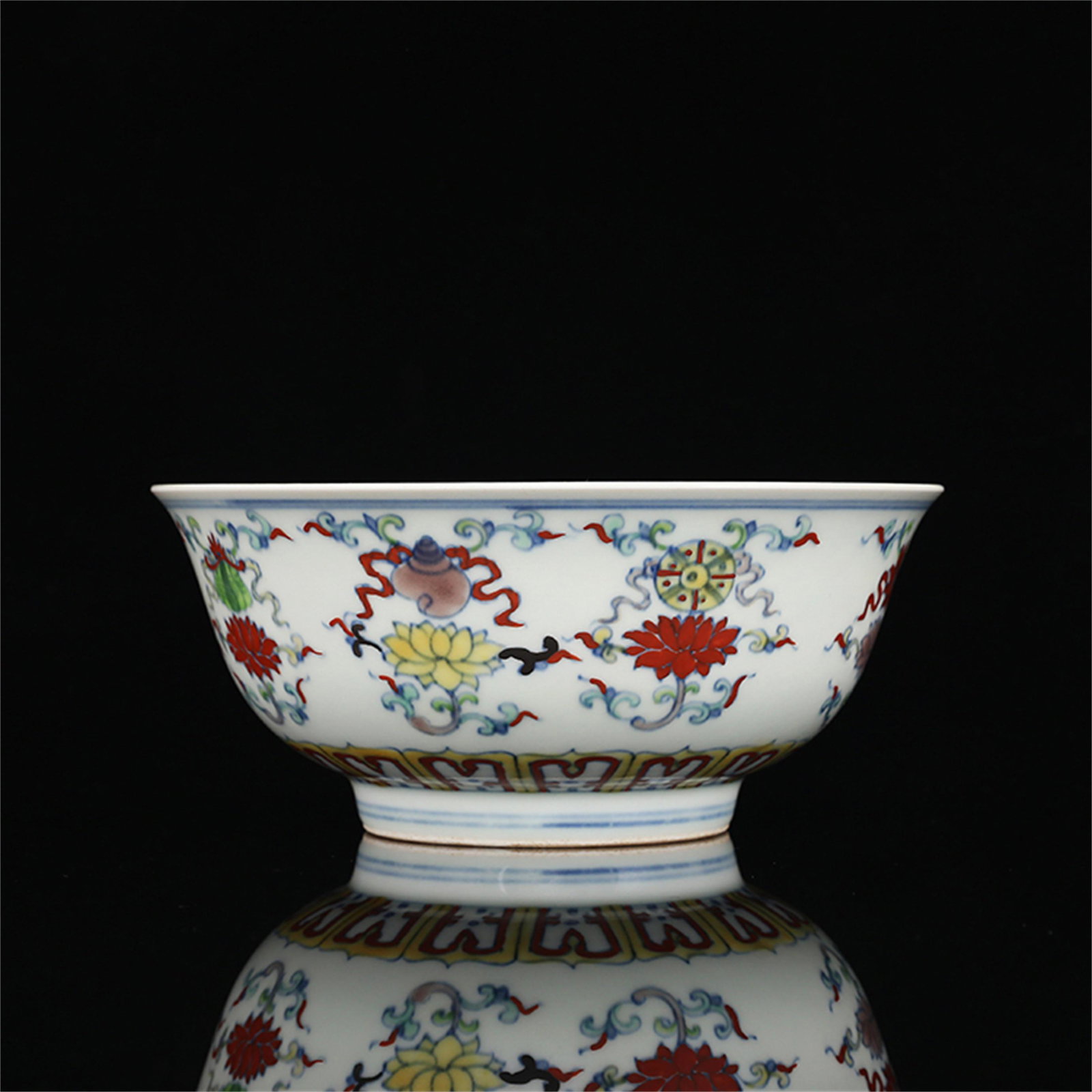 A Chinese Dou-Cai Glazed Porcelain Bowl: Ht. 8.5cm, Wd. 19.2cm,