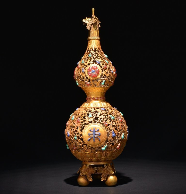 A CARVED HARDSTONE INLAIN GOLD DOUBLE-GOURD VASE AND (1 of 6)