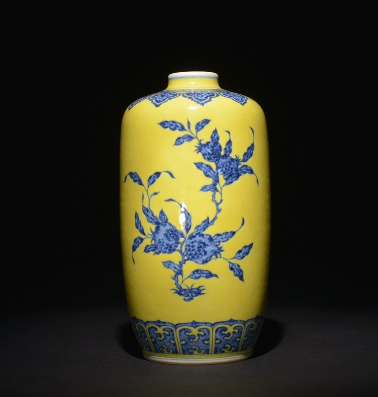 A YELLOW-GROUND BLUE AND WHITE VASE (1 of 4)