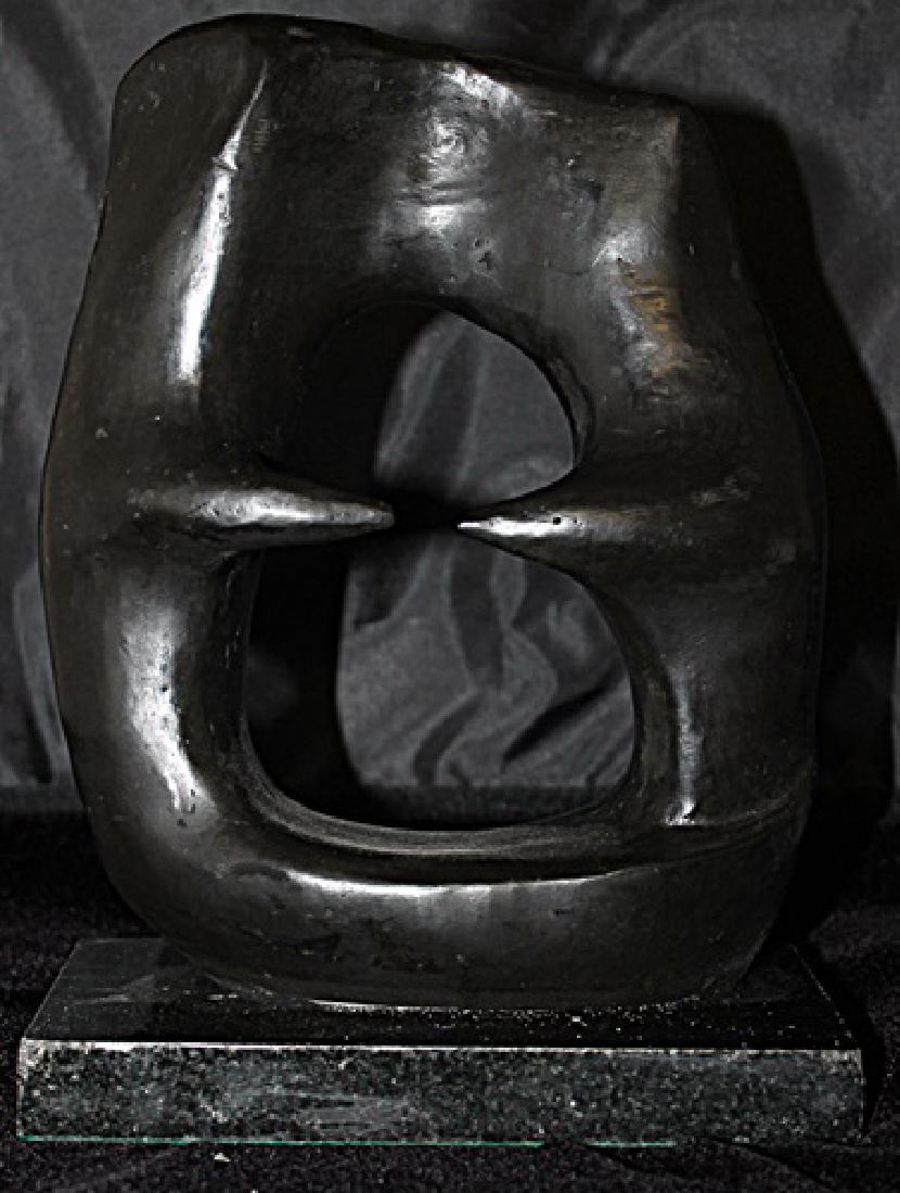 Signed Limited Edition Bronze Moore: Old recast patina bronze sculpture Henry Moore, bearing a signature in a limited edition. Dimensions approx 9 x 7 x 5.
