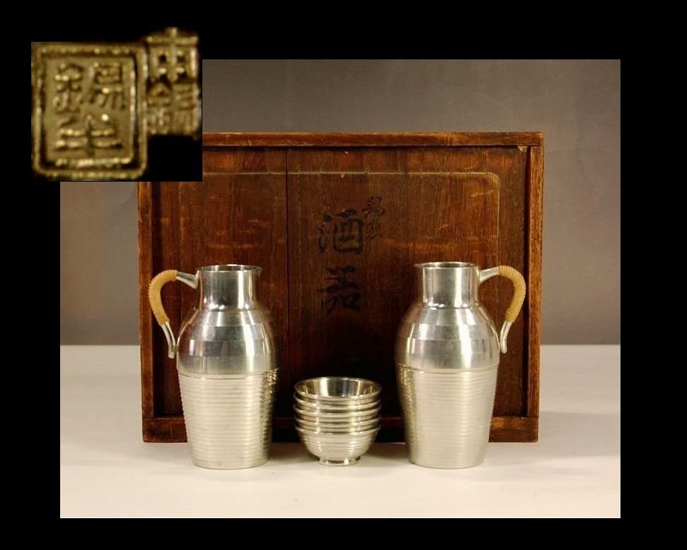 Antique Japanese Liquor tool Tin: This product came out of a Japanese old house.It is a very old antique.We collect old antiques throughout JapanAll size: Liquor toolHeight １０.５cm Width ７.３cm diamete