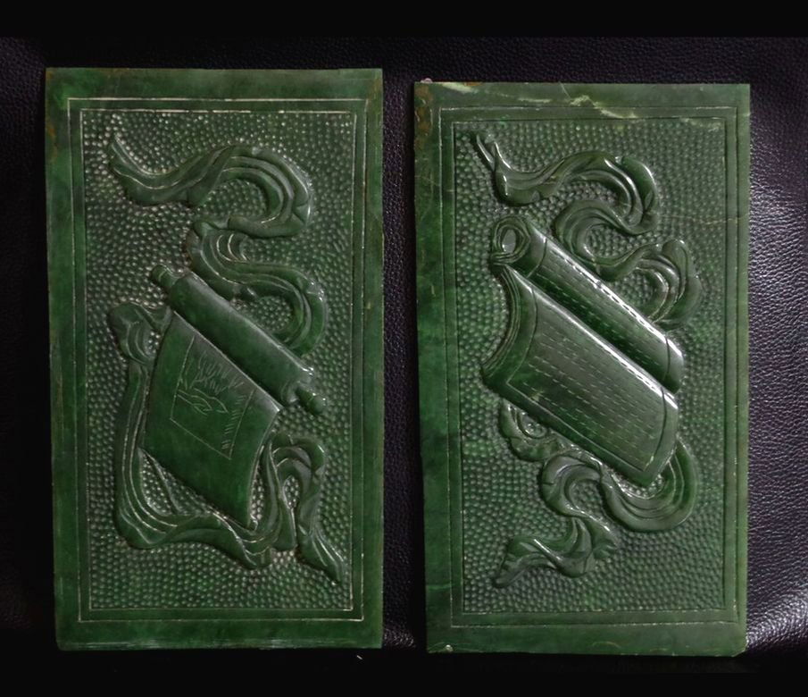 Chinese antique green jade carved Two pieces: This product came out of a Japanese old house.It is a very old antique.We collect old antiques throughout JapanAll size: Height 25cm Width 14.5cm diameter 0.5cm