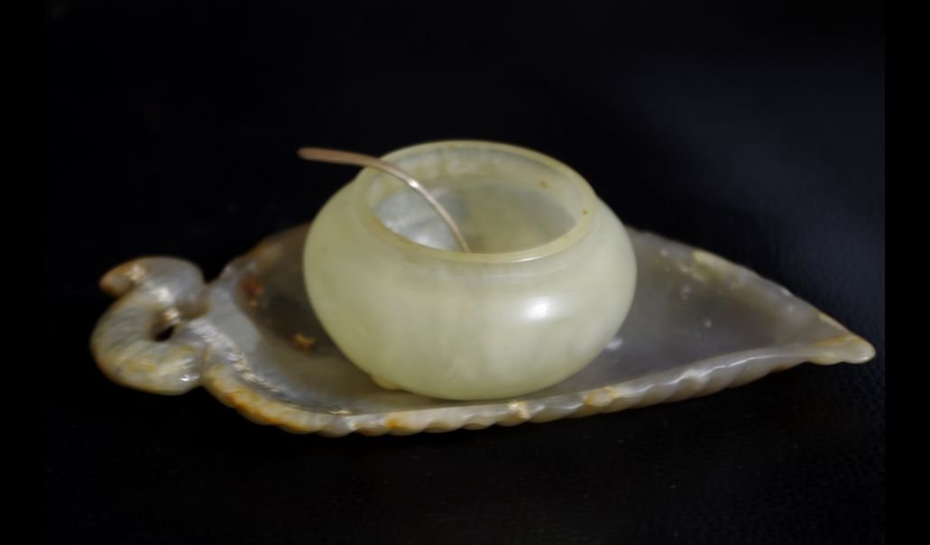 White Jade  carved  Writing-brush washer and Leaf plate (1 of 6)