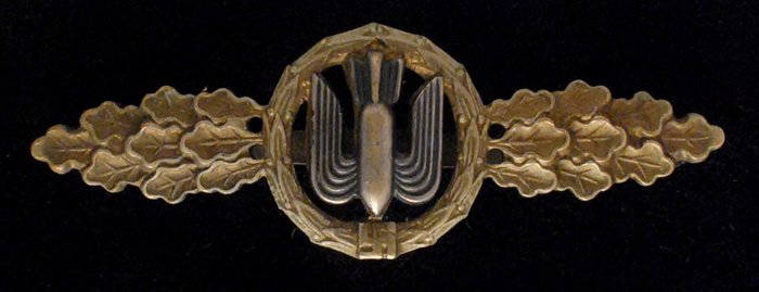 Luftwaffe Bomber Clasp (Bronze Grade).: A black winged bomb pointing downwards above a swastika within a circular bronze laurel wreath flanked on both sides by bronze oak-leaves. Non maker marked with a horizontal flat pin and catch. A good