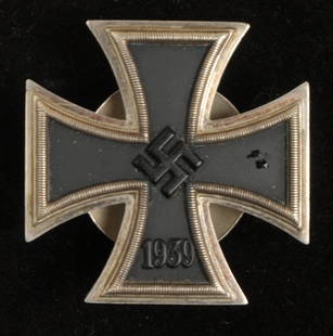 1939 Iron Cross 1st Class.: Maker marked 'L/52'. Screw back type with screw fitting and retaining all the original black finish. In very good condition with the original box of issue.