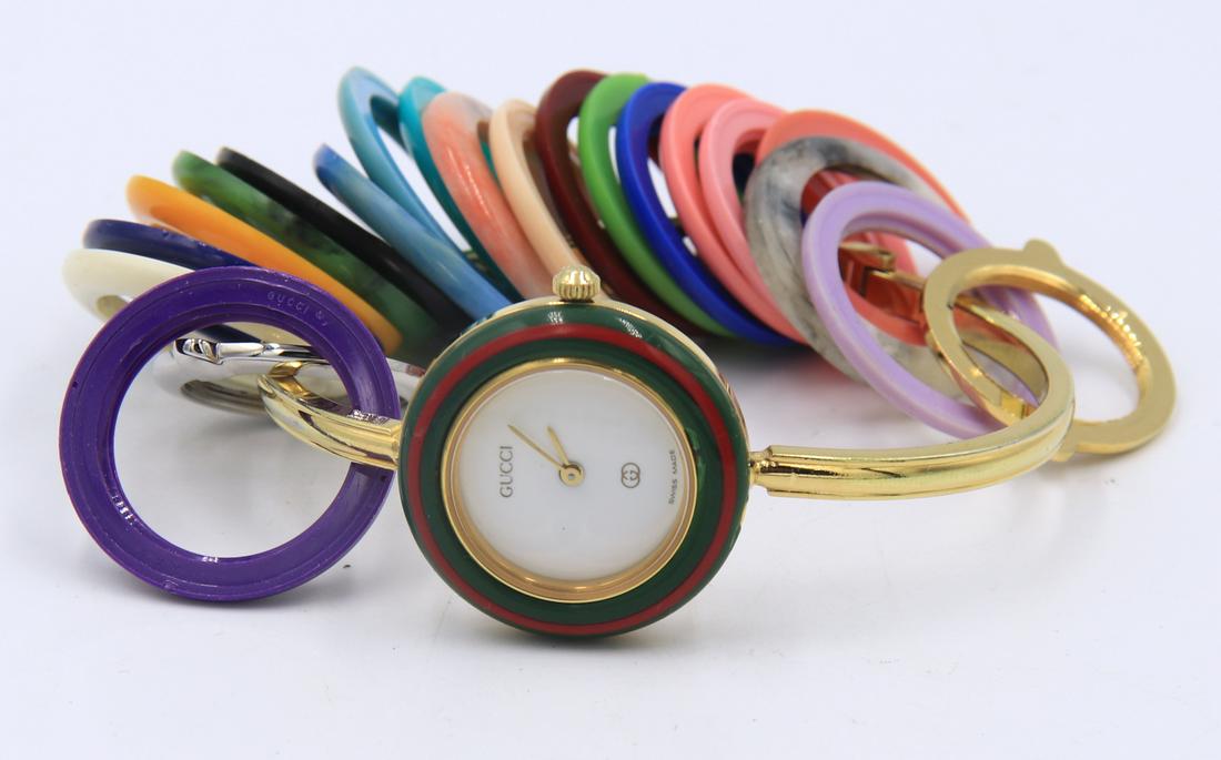 Gucci Changeble Bezel Gold Plated White Dial Watch: Gucci Changeble Bezel Gold Plated White Dial Ladies Watch with 21 Color Bezel. Total weight of Watch 37.30 Grams.
