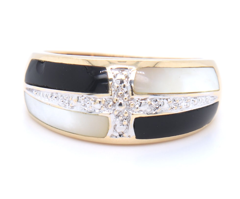 14kt Yellow gold black onyx and MOP diamond accent ring: 14kt Yellow gold black onyx and MOP diamond accent ring. Total weight of ring 3.79 grams. Ring size 7.5"