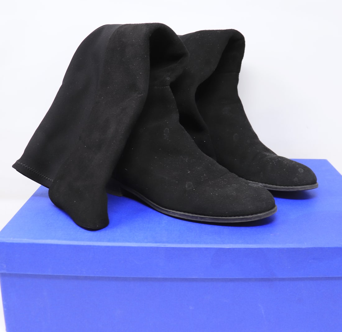 Stuart Weitzman Black Suede boots: Stuart Weitzman Black Suede boots. Comes with box. Size 6.5B