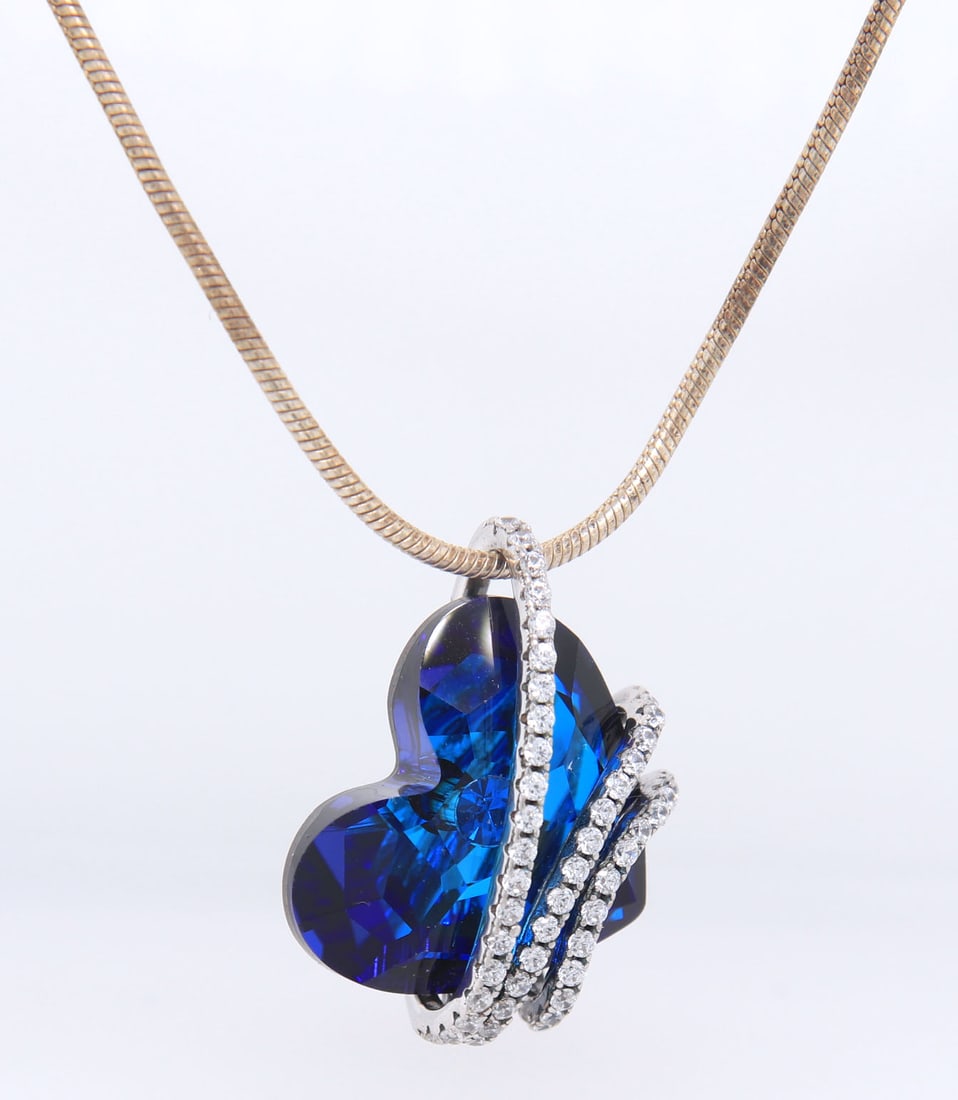 925 Sterling silver heart shpaed glass pendant on snake chain necklace: 925 Sterling silver heart shpaed glass pendant on 18 inches snake chain necklace. Total weight of necklace 11.70 grams.