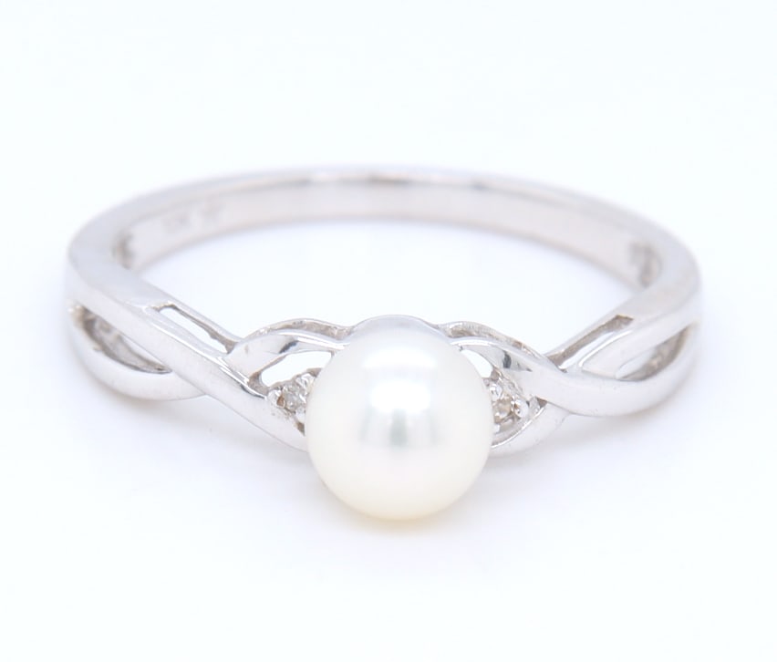 10kt White gold Pearl ring (1 of 4)