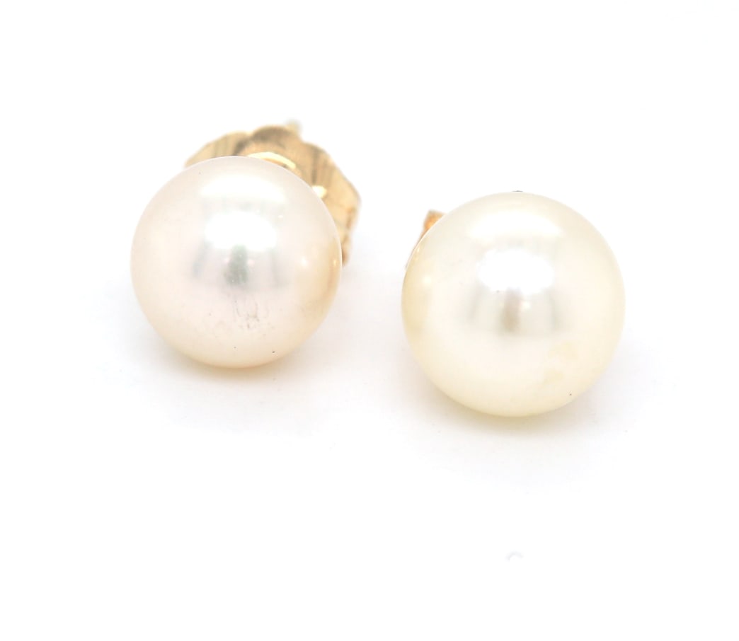 10kt Yellow gold 7.5-8mm pearl stud earrings: 10kt Yellow gold 7.5-8mm pearl stud earrings. Total weight of earrings 2.20 grams.