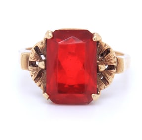 Vintage 10KT Yellow Gold Red Color Stone Ring