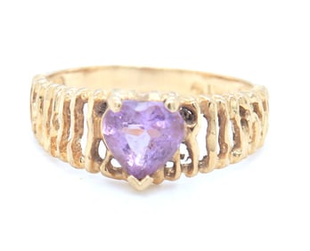 10kt Yellow gold heart shaped amethyst ring
