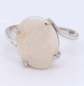 Stunning White Gold oval Opal Ring