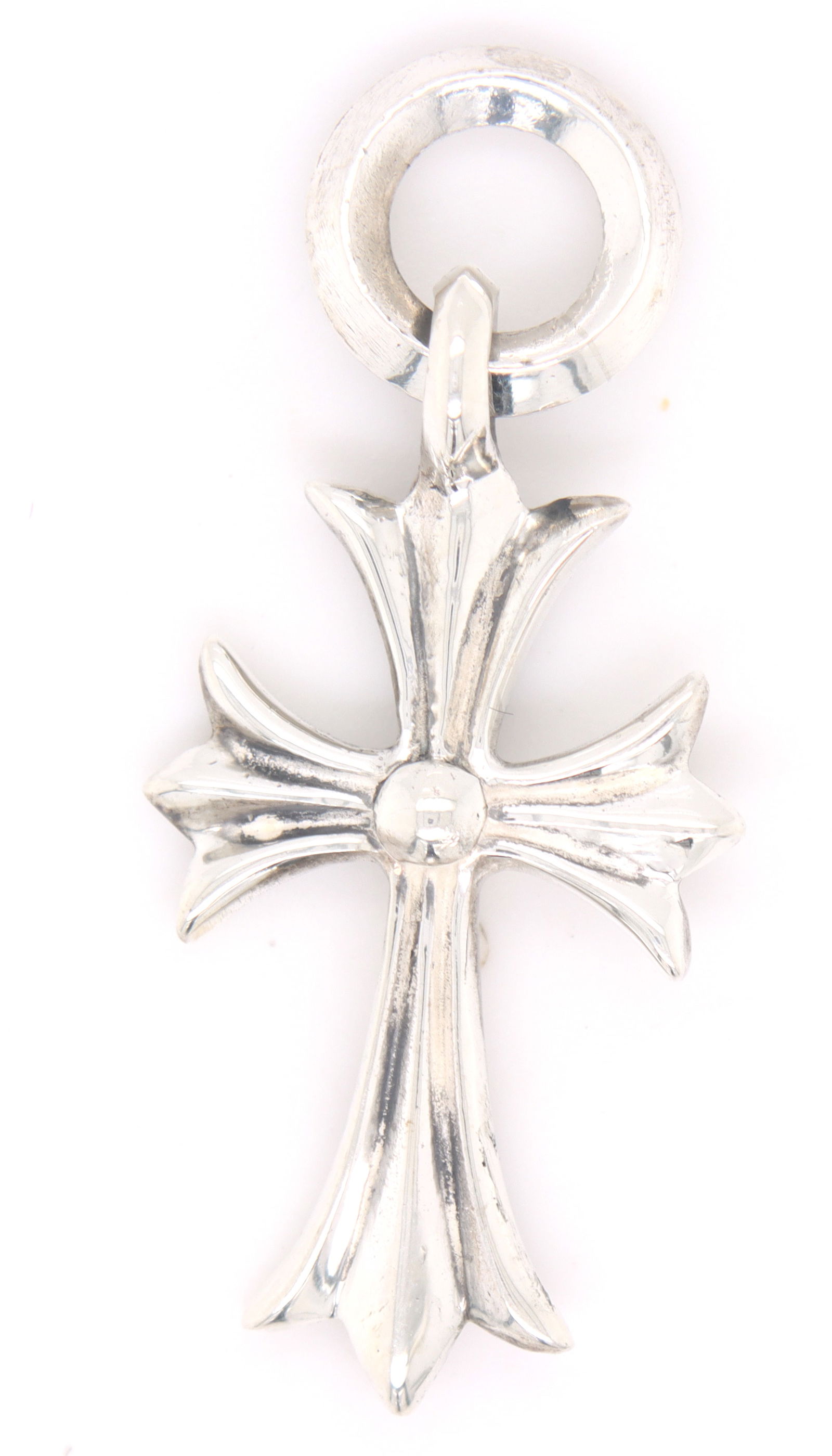 925 Sterling silver Chrome heart cross pendant: 925 Sterling silver Chrome heart cross pendant. Total weight of pendant is 3.90 grams.