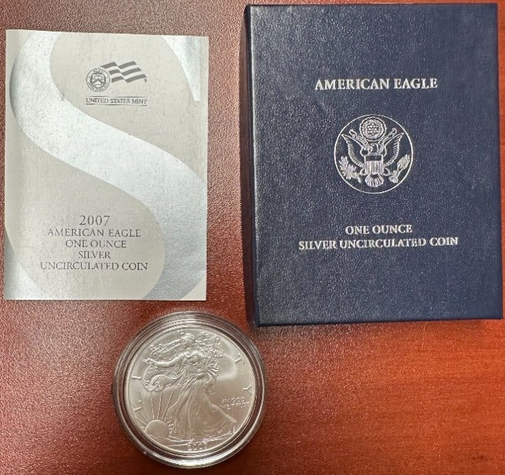 2007 American Eagle One Ounce Silver Uncirculated Coin (1 of 4)