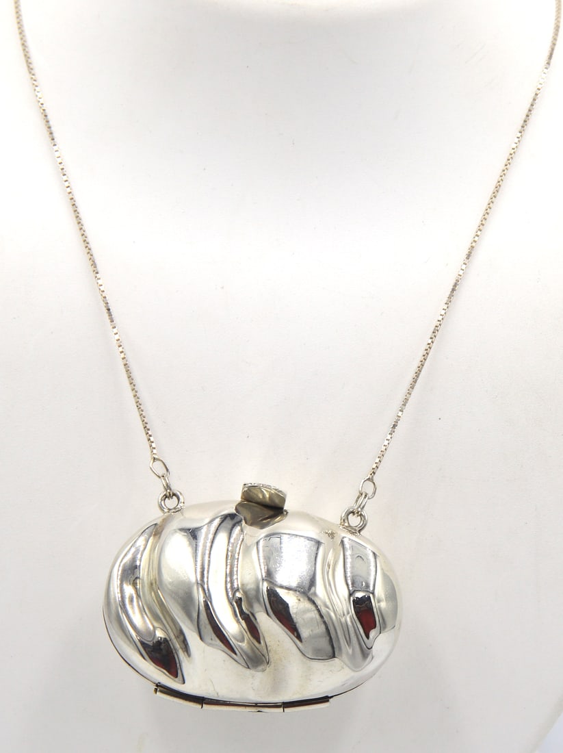 Mini silver purse on box chain necklace in 925 sterling silver Mexico: 925 Sterling silver Mexico signed mini silver purse on 30 inches box chain necklace. Total weight of necklace is 32.87 grams.