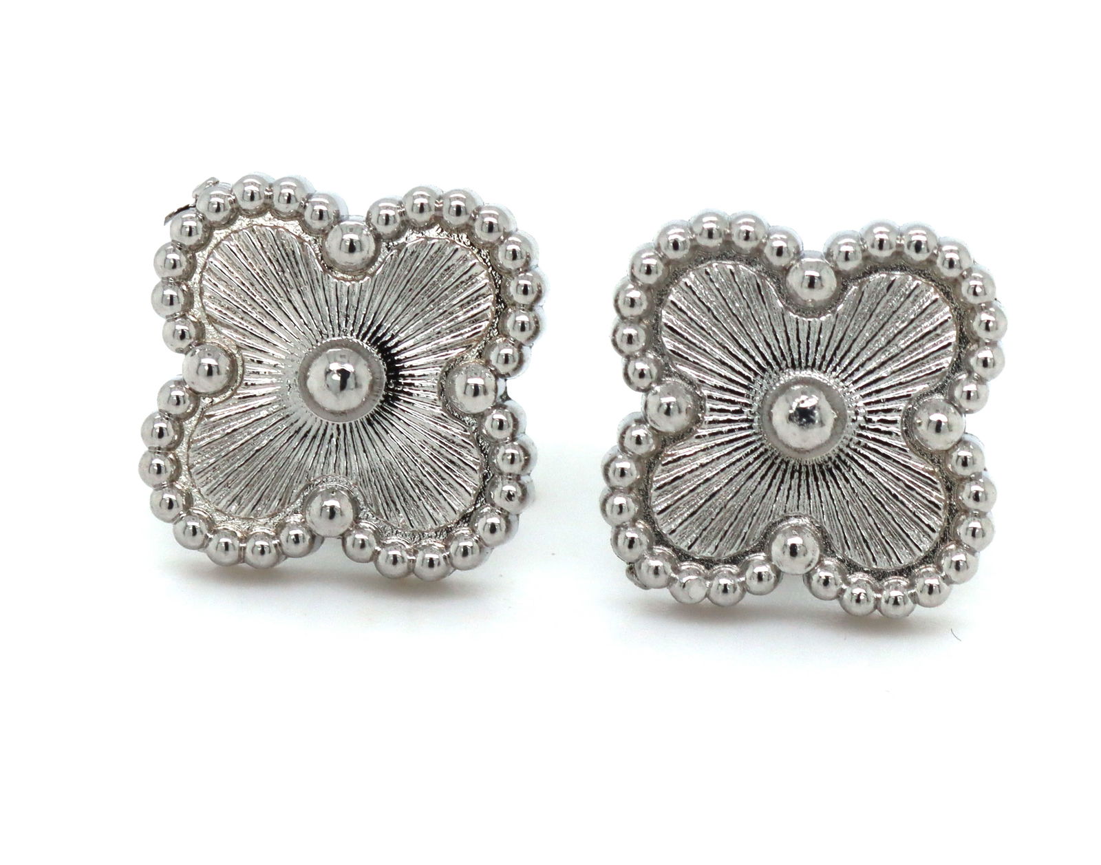 Stainless steel clover stud earrings: Stainless steel clover stud earrings. The total weight of the earrings is 4.7 grams.