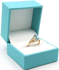 Charming Yellow Gold oval Blue Topaz Ring