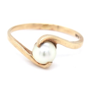 10kt Yellow gold white fresh water pearl ring