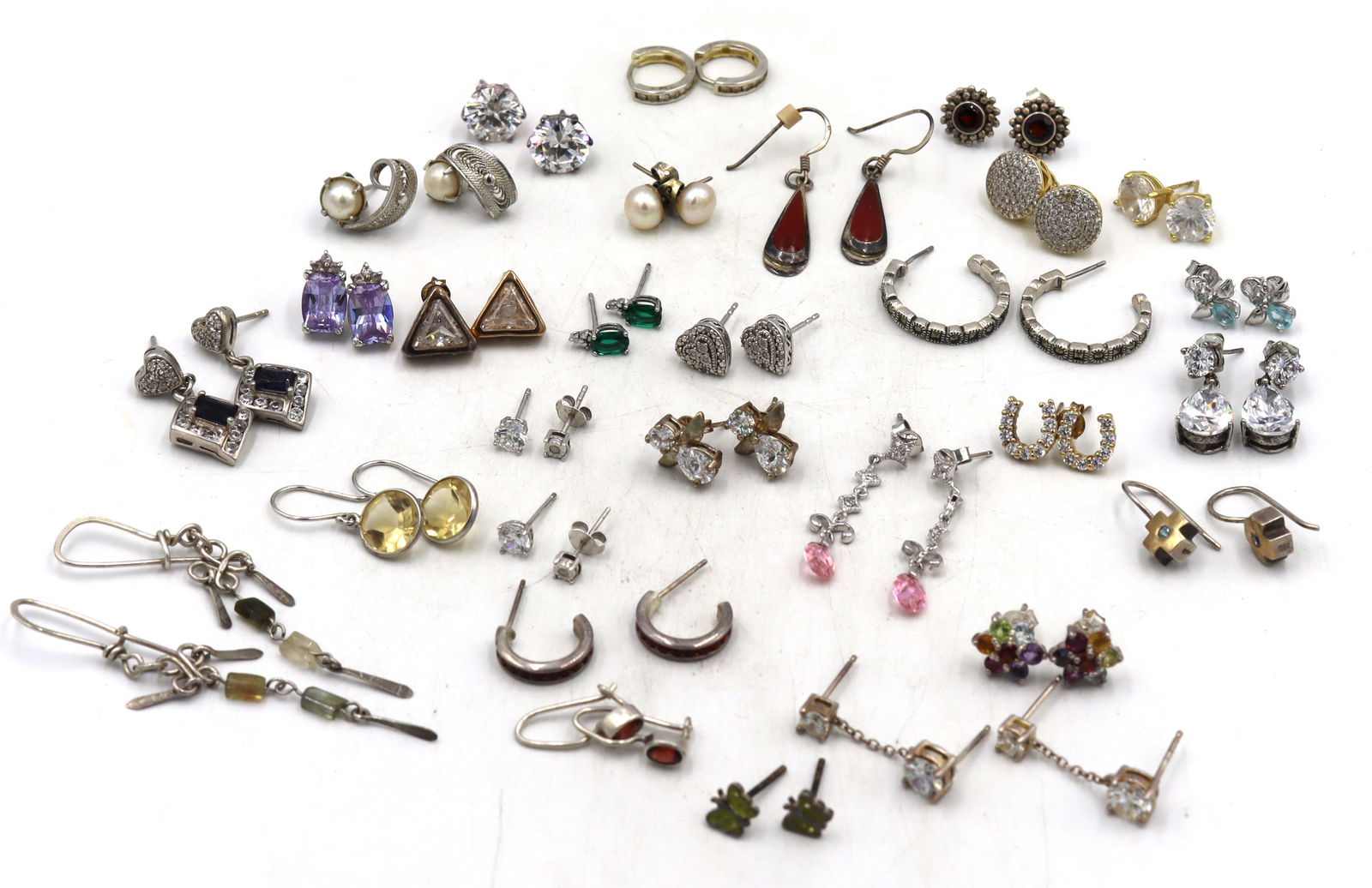 Group lot of Vintage 925 sterling silver earrings: Group lot of Vintage 925 sterling silver earrings. Total weight of lot is 68.6 grams.
