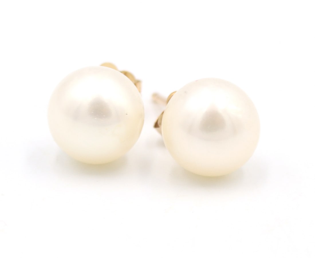 10kt Yellow gold 6.5-7mm pearl stud earrings: 10kt Yellow gold 6.5-7mm pearl stud earrings. Total weight of earrings is 1.20 grams.