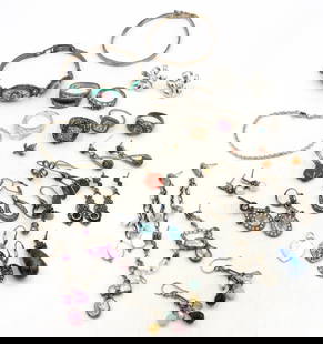 Group lot of Vintage 925 sterling silver mixed jewelry: Group lot of Vintage 925 sterling silver mixed jewelry. Bracelets, earrings and rings. Total weight of lot is 136.9 grams.