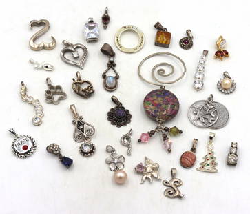 Group lot of vintage 925 sterling silver pendants: Group lot of vintage 925 sterling silver pendants. The total weight of the lot is 50.1 grams.