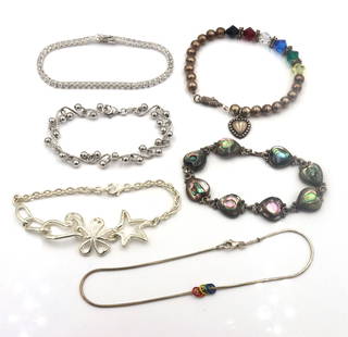 Vintage 925 sterling silver group lot of  bracelets: Vintage 925 sterling silver group lot of bracelets. The total weight of the lot is 59.2 grams.