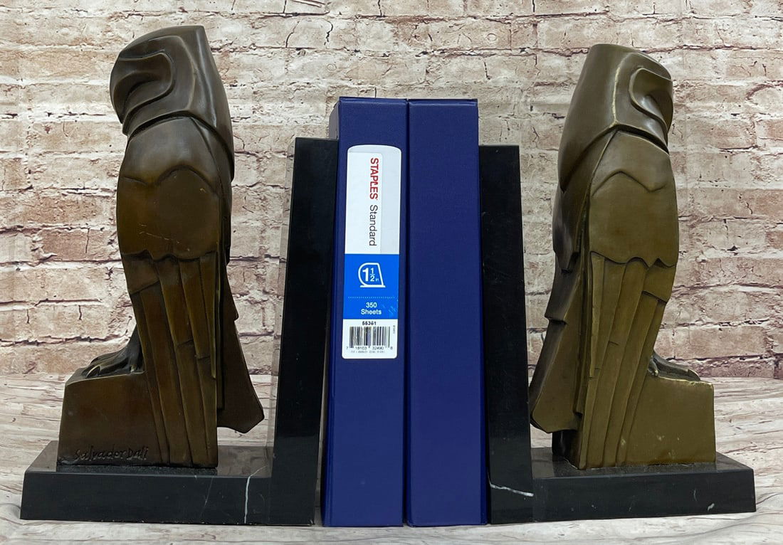 Owl Book Ends Bronze Sculpture: The exquisite bronze sculptures, meticulously handcrafted using the lost wax method. The bookends rich brown patina adds warmth, while the marble bases provide a timeless foundation. The rich brown pa