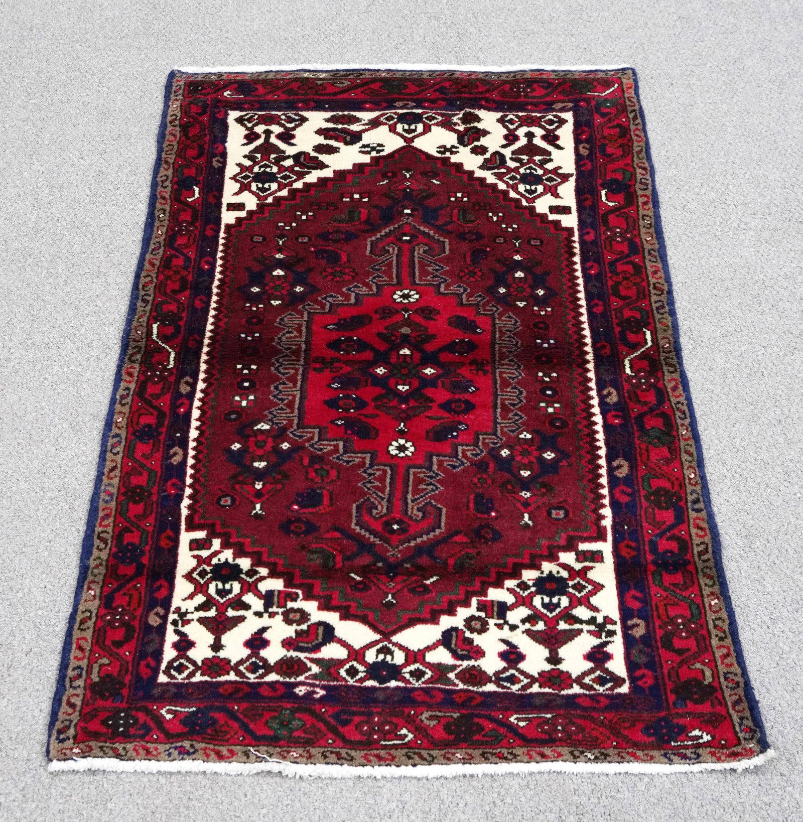 Handmade Persian Hamedan 4.11x3.3: Handmade Persian Hamedan Rug. Size 4.11x3.3 ft., made of high quality wool pile on cotton foundation, incorporating Hamedan design/pattern and finished off beautifully with an intricately done floral 