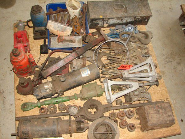 PALLET INCLUDING THREE HYDRAULIC BOTTLE JACKS, 20: PALLET INCLUDING THREE HYDRAULIC BOTTLE JACKS, 20 TON, 3 TON AND UNKNOWN TON, TOOL BOX, ROPE CLAMPS, TRACTOR LINKAGE, FLOOR JACKS, PIPE THREADER, JSB HYDRAULIC PUMP, HYDRAULIC STEEL CABLE CUTTER AND M