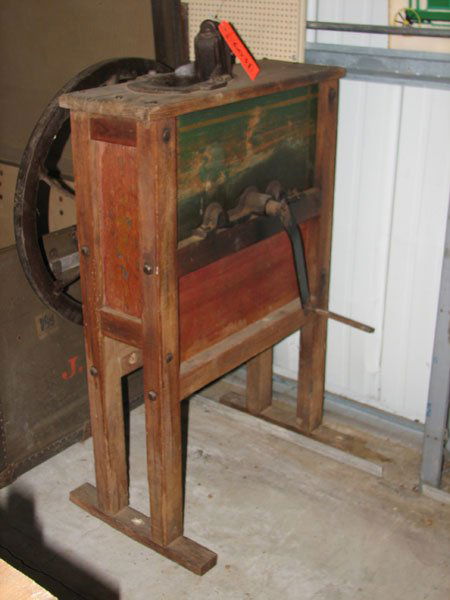 6031 Antique Hand Cranked Corn Sheller Buckeye Model Apr 22 2006 Windmill Acres Inc In Nc [ 600 x 450 Pixel ]