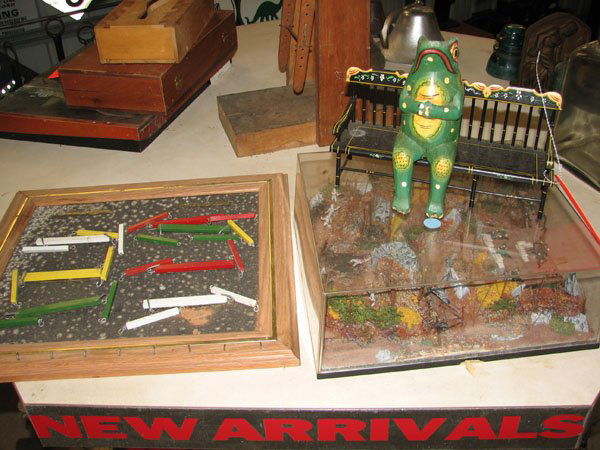 SMALL ARMY SCENE UNDER PLEXIGLAS COVER, A FROG ON: SMALL ARMY SCENE UNDER PLEXIGLAS COVER, A FROG ON A BENCH AND ANOTHER DISPLAY RACK