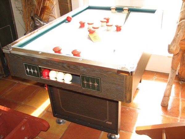 FW BUMPER POOL TABLE, ONE CUE AND CUE BALLS: FW BUMPER POOL TABLE, ONE CUE AND CUE BALLS