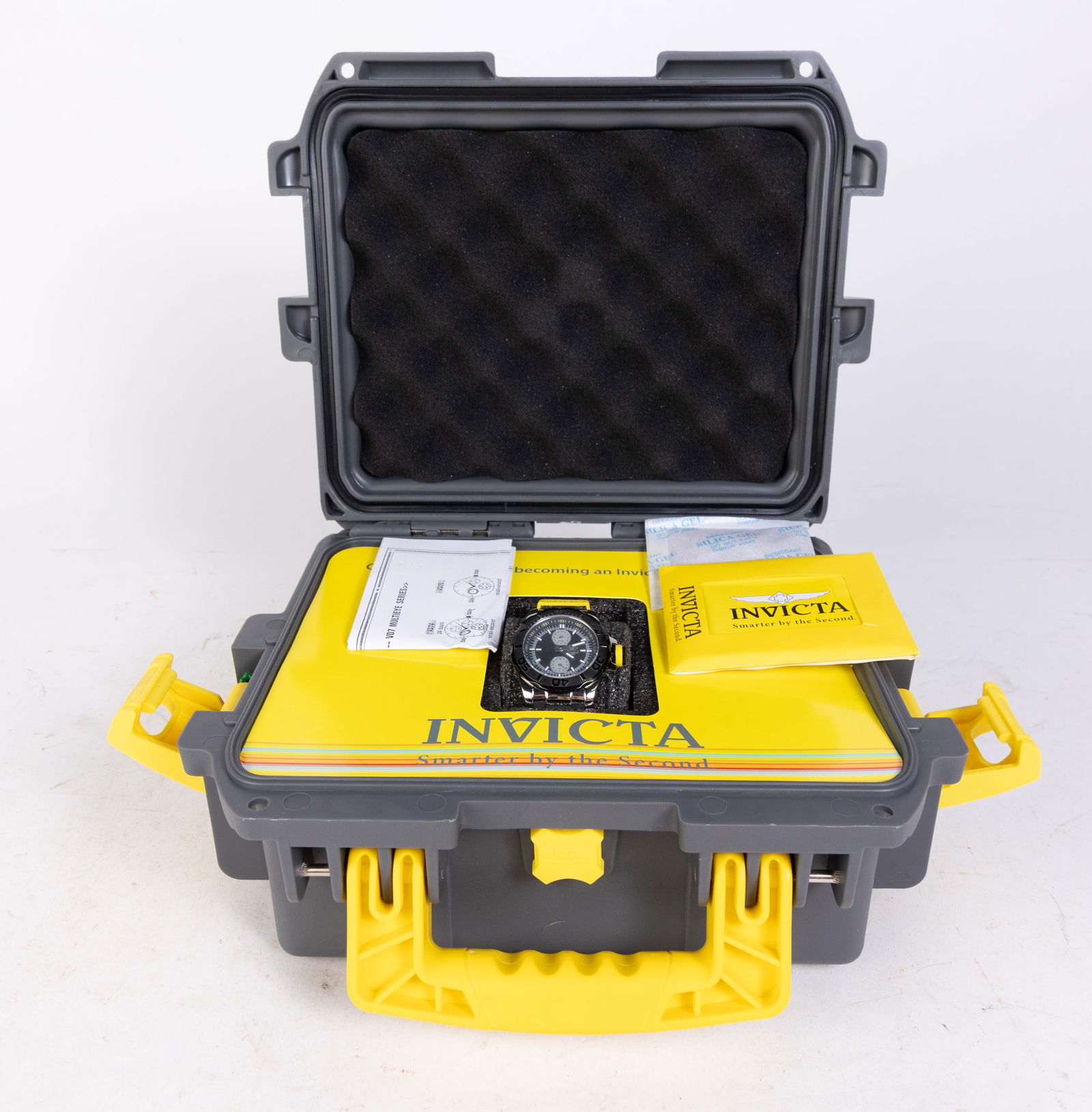 Invicta Pro Diver Men's Watch in Hard Case: Invicta Pro Diver Men's Watch in Hard Case, model #13800, stainless steel and polyurethane, Japan Quartz movement, 100m water resistance Size 10" x 12" x 6" Literature Brooks Auction is not responsib