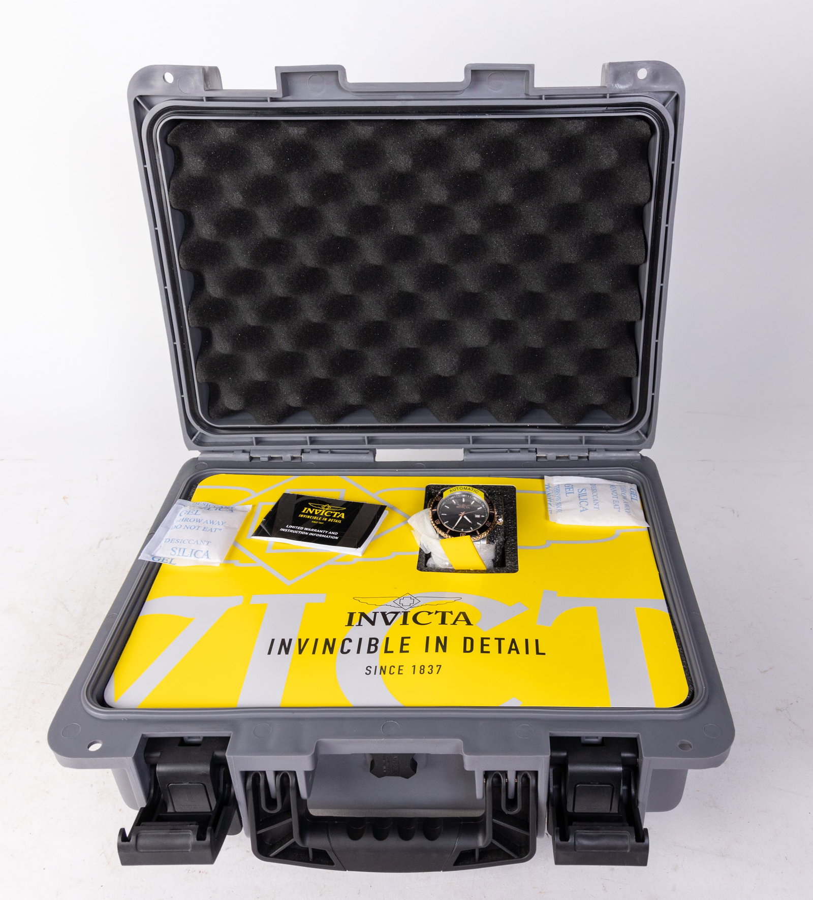 Invicta Pro Diver Men's Watch in Hard Case: Invicta Pro Diver Men's Watch in Hard Case, Model 30559, Japan Automatic movement, stainless steel, 100M water resistance Size 12" x 16" x 8" Literature Brooks Auction is not responsible for outbids.