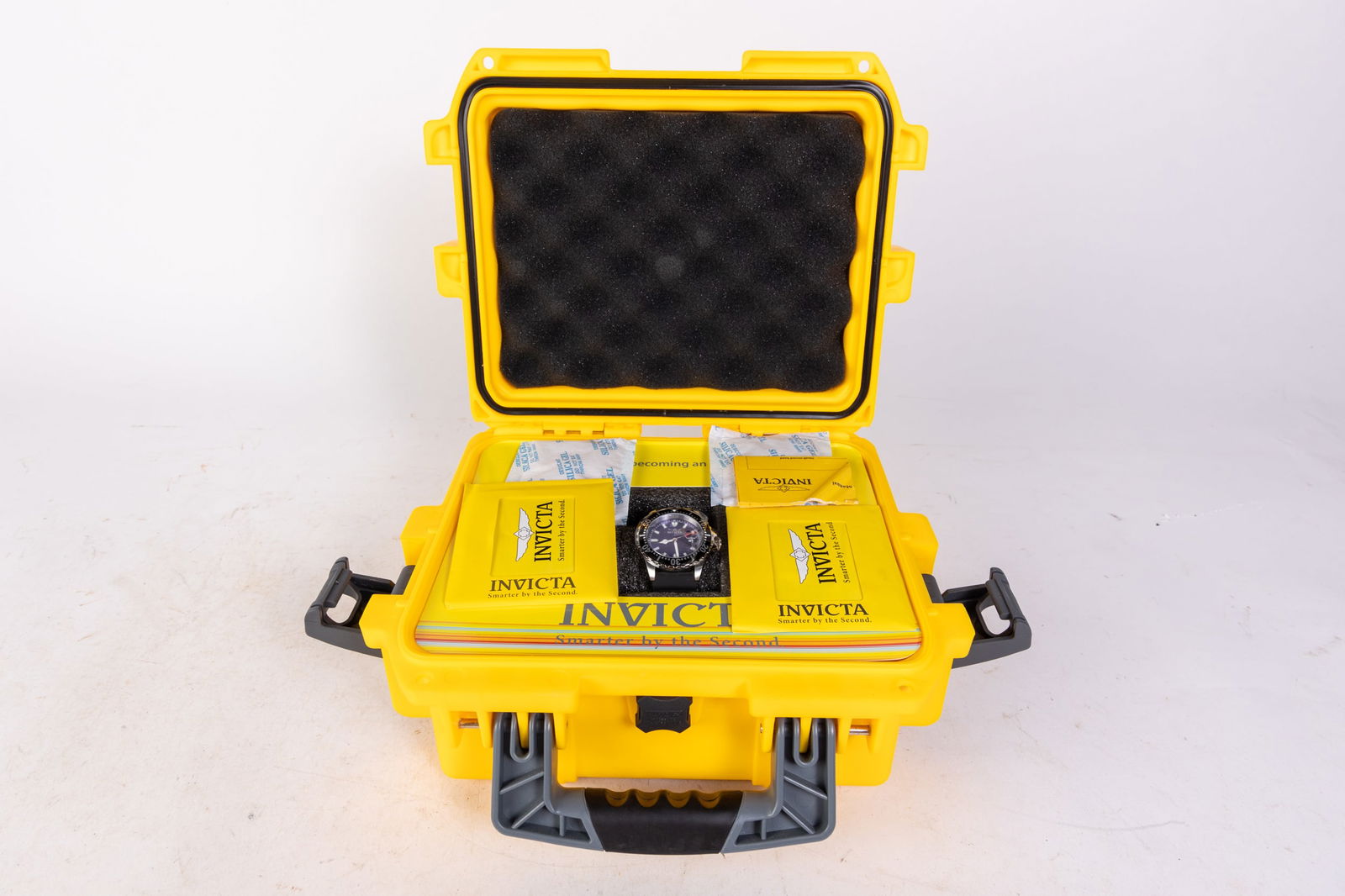 Invicta Pro Diver Men's Watch in Hard Case: Invicta Pro Diver Men's Watch in Hard Case, model #10919, stainless steel with polyurethane band, Japan Quartz movement, 100m water resistance Size 10" x 12" x 6" Literature Brooks Auction is not res