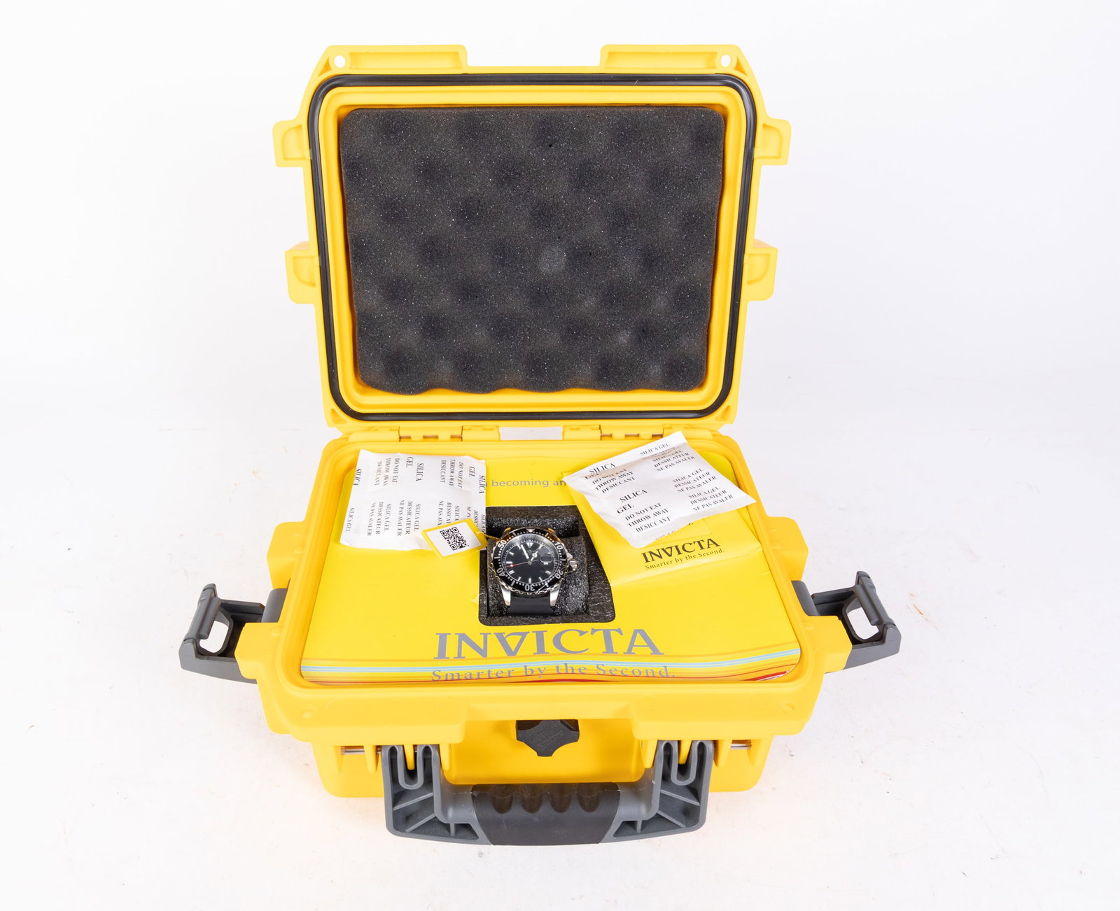 Invicta Pro Diver Men's Watch in Hard Case: Invicta Pro Diver Men's Watch in Hard Case, model #10917, stainless steel with polyurethane band, Japan Quartz Movement, water resistance 100m Size 10" x 12" x 6" Literature Brooks Auction is not res