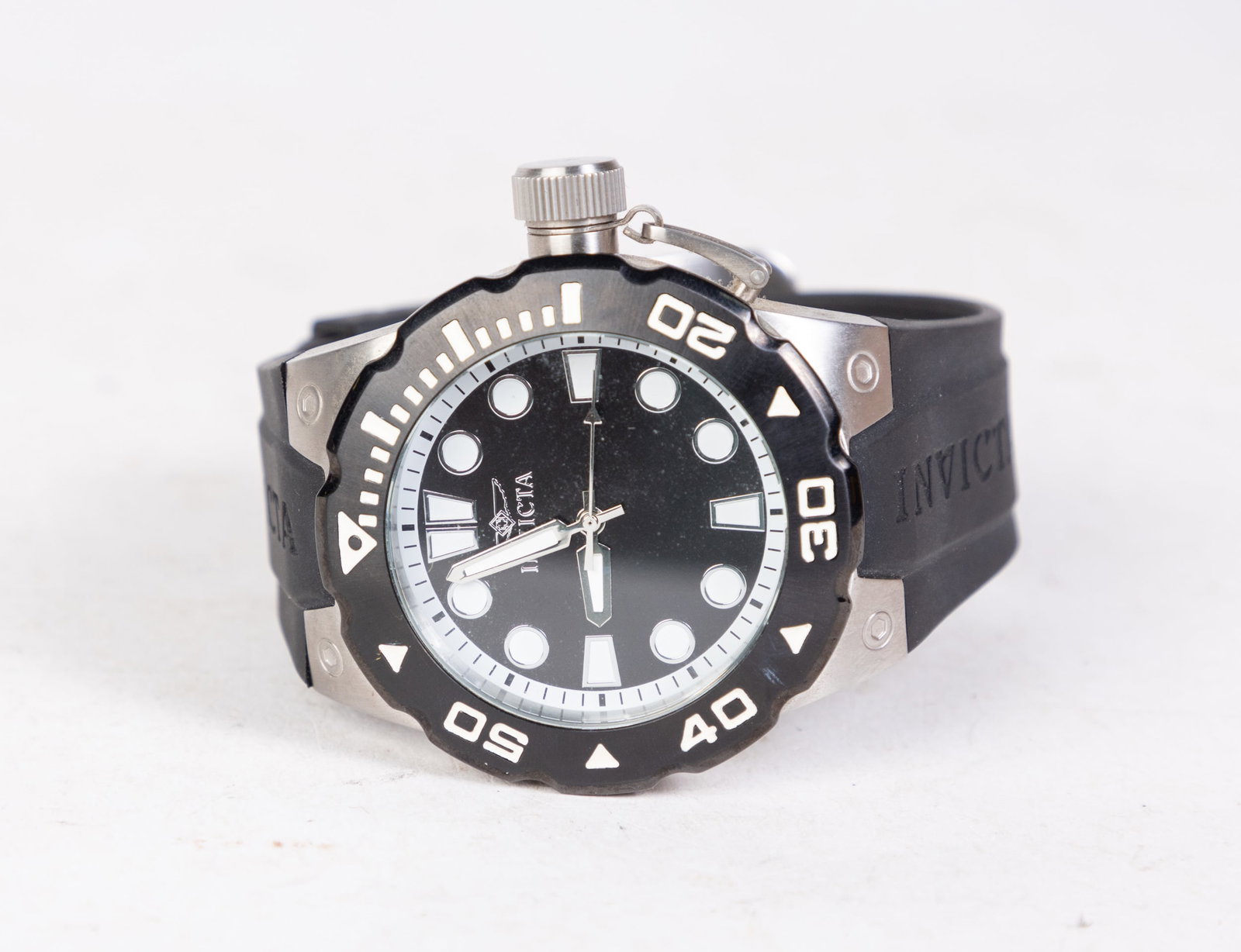 Invicta Pro Diver Men's Watch: Invicta Pro Diver Men's Watch, model #16134, stainless steel with silicone band, Japan Quartz movement, 200m water resistance Size 6" x 6" x 6" Literature Brooks Auction is not responsible for outbid