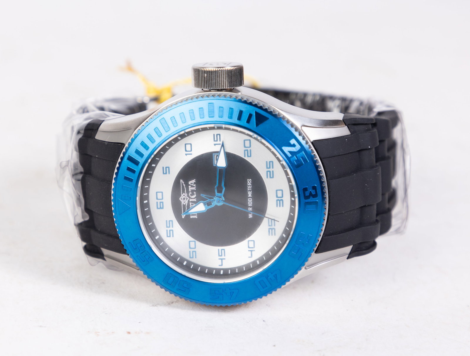 Invicta Pro Diver Men's Watch: Invicta Pro Diver Men's Watch, model #14832, stainless steel with silicone band, Japan Quartz movement, 100m water resistance Size 6" x 6" x 6" Literature Brooks Auction is not responsible for outbid