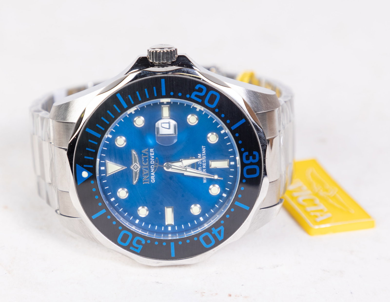 Invicta Pro Diver Men's Watch: Invicta Pro Diver Men's Watch, model #14655, stainless steel, Japan Quartz movement, 200m water resistance Size 6" x 6" x 6" Literature Brooks Auction is not responsible for outbids. Questions? Call