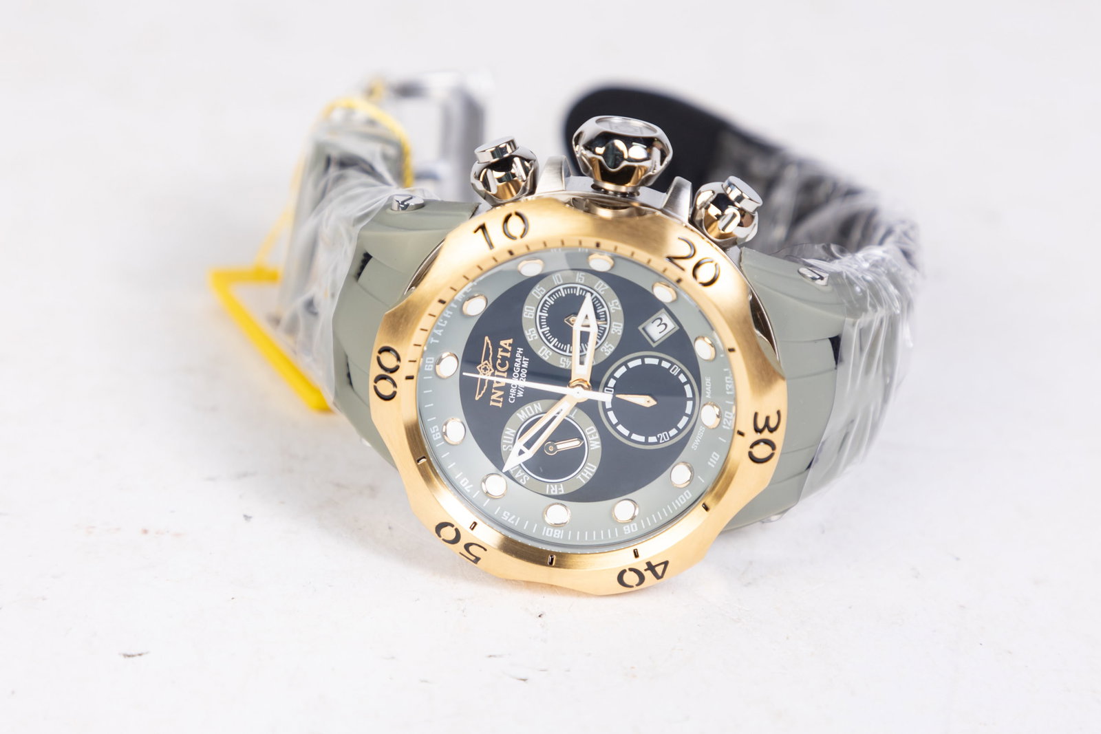 Invicta Venom Men's Watch: Invicta Venom Men's Watch, model #16992, stainless steel with silicone band, Swiss Quartz movement, 200m water resistance Size 6" x 6" x 6" Literature Brooks Auction is not responsible for outbids.