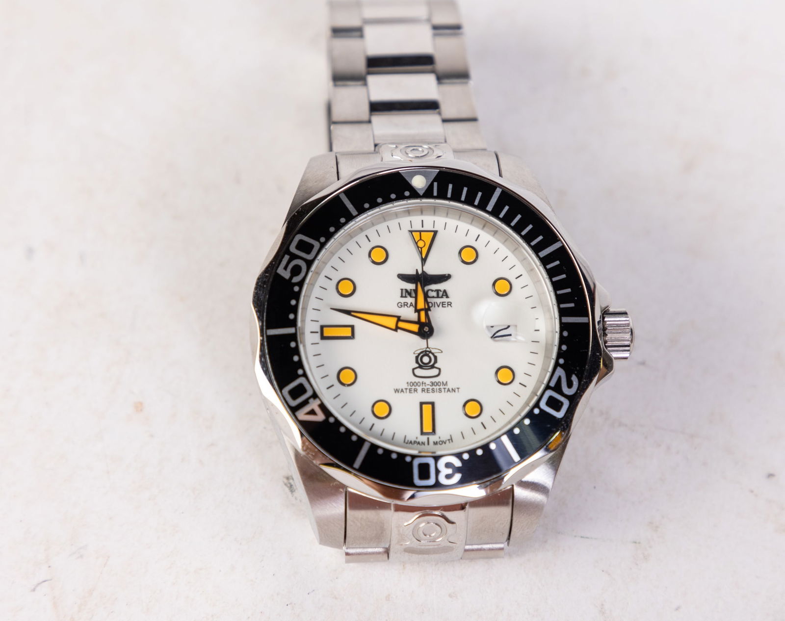 Invicta Pro Diver Men's Watch: Invicta Pro Diver Men's Watch, model #10640, stainless steel, Japan automatic, 300m water resistance Size 6" x 6" x 6" Literature Brooks Auction is not responsible for outbids. Questions? Call the o