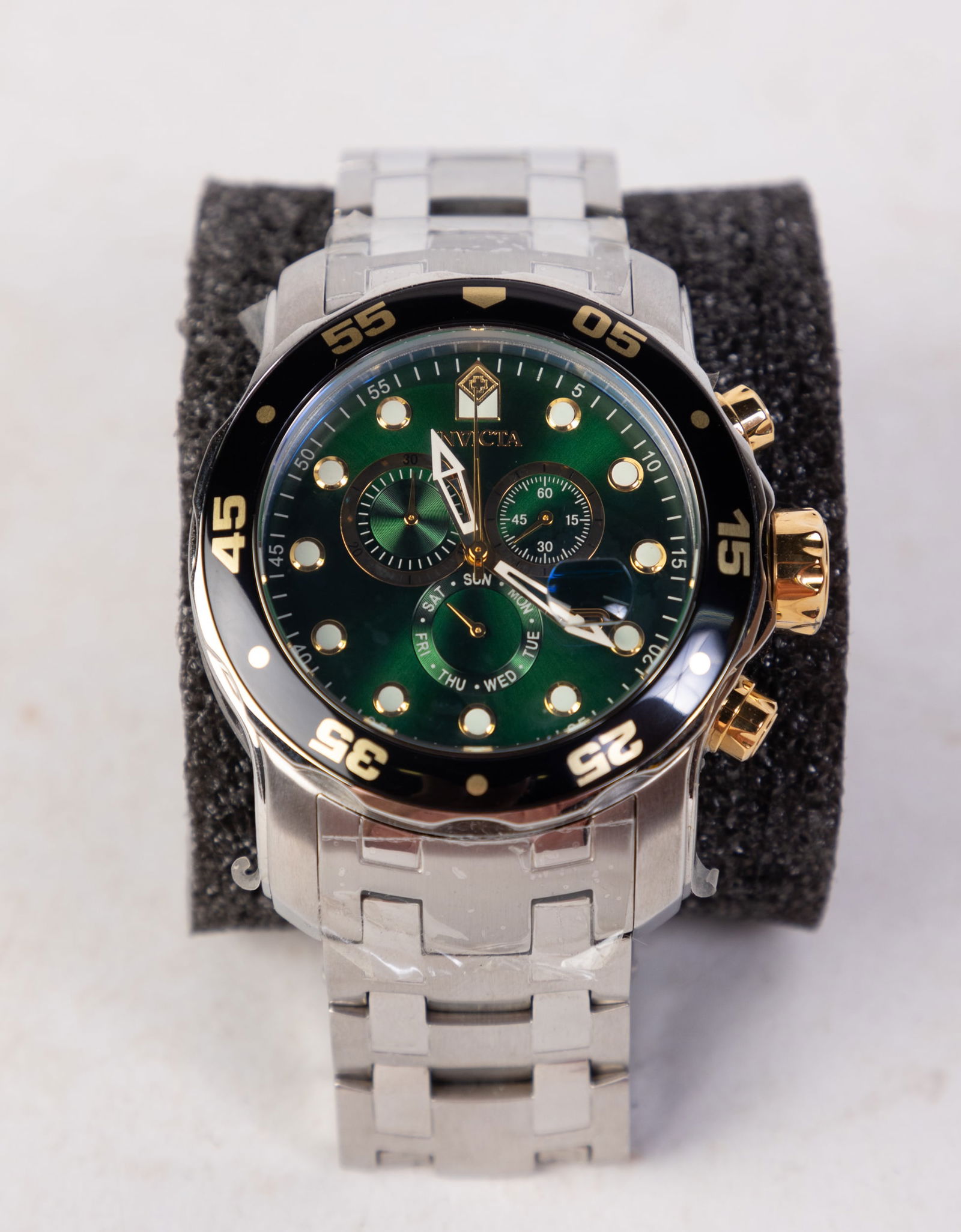 Invicta Pro Diver SCUBA Men's Watch: Invicta Pro Diver SCUBA Men's Watch, model #80046, stainless steel, Swiss Quartz movement, 200m water resistance Size 6" x 6" x 6" Literature Brooks Auction is not responsible for outbids. Questions