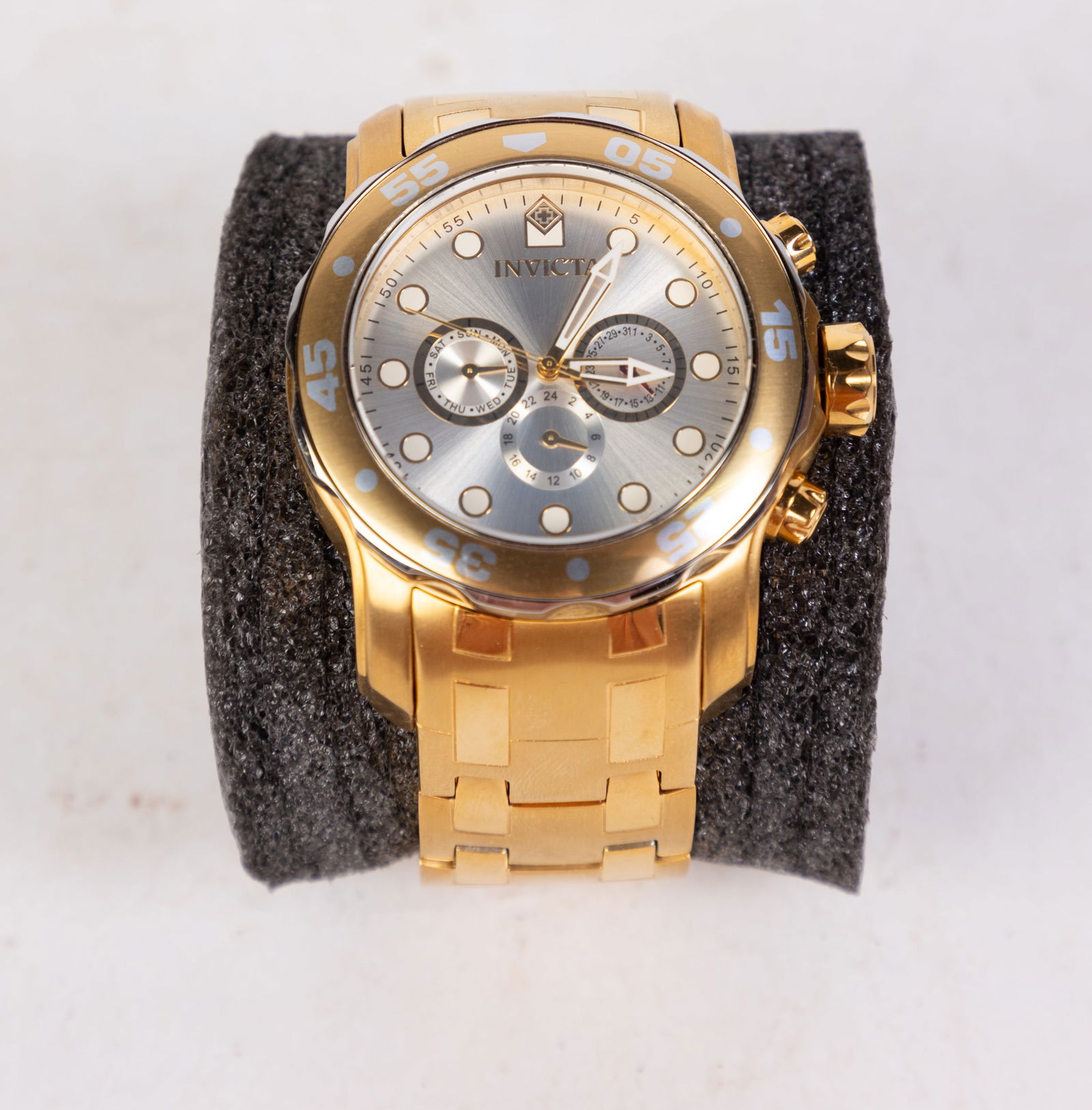 Invicta Pro Diver Men's Watch: Invicta Pro Diver Men's Watch, model #15043, stainless steel, Swiss Quartz movement, 50m water resistance Size 6" x 6" x 6" Literature Brooks Auction is not responsible for outbids. Questions? Call
