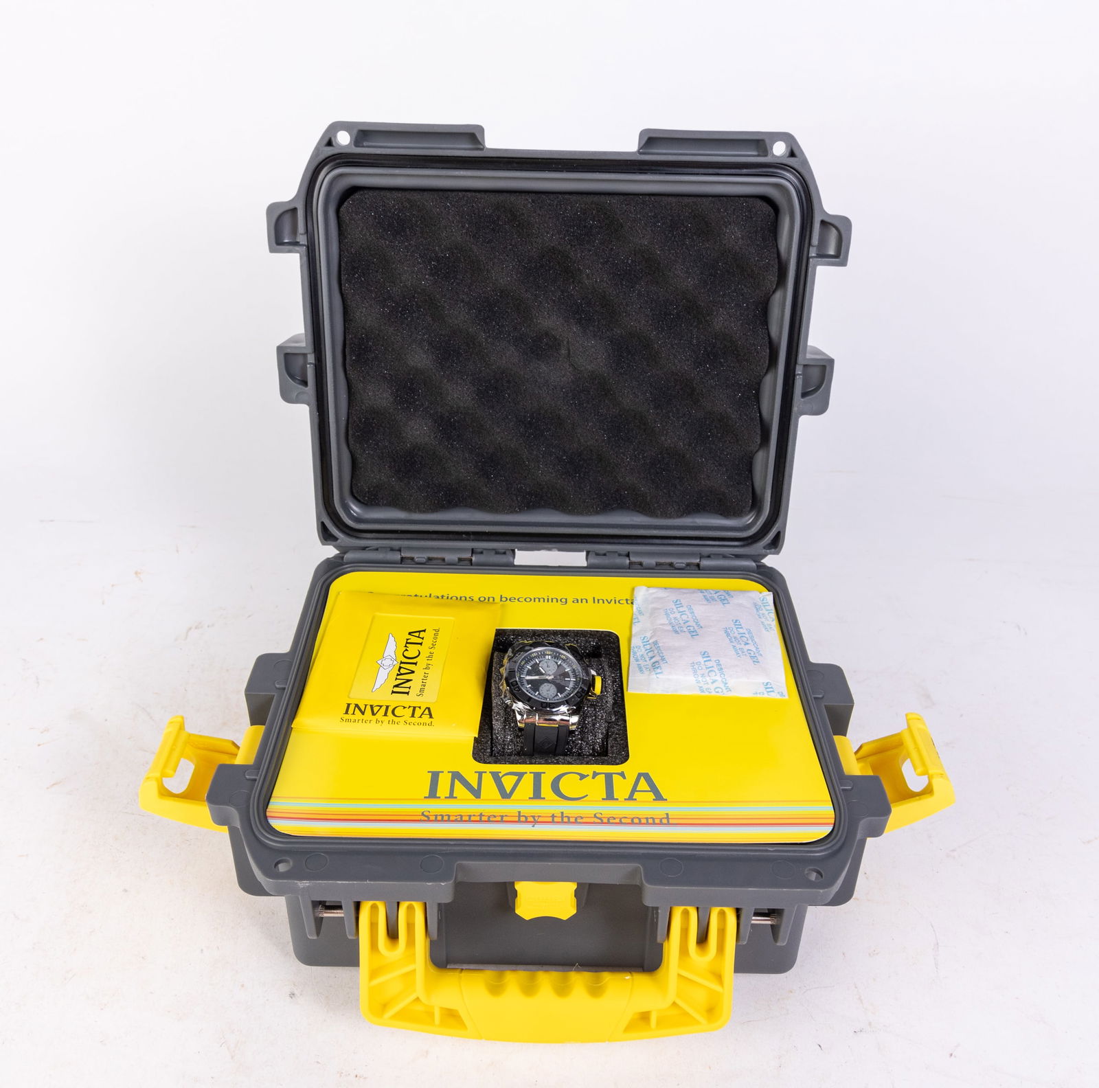 Invicta Pro Diver Men's Watch in Hard Case: Invicta Pro Diver Men's Watch in Hard Case, model #13800, stainless steel with polyurethane band, Japan Quartz movement, 100m water resistance Size 10" x 12" x 6" Literature Brooks Auction is not res