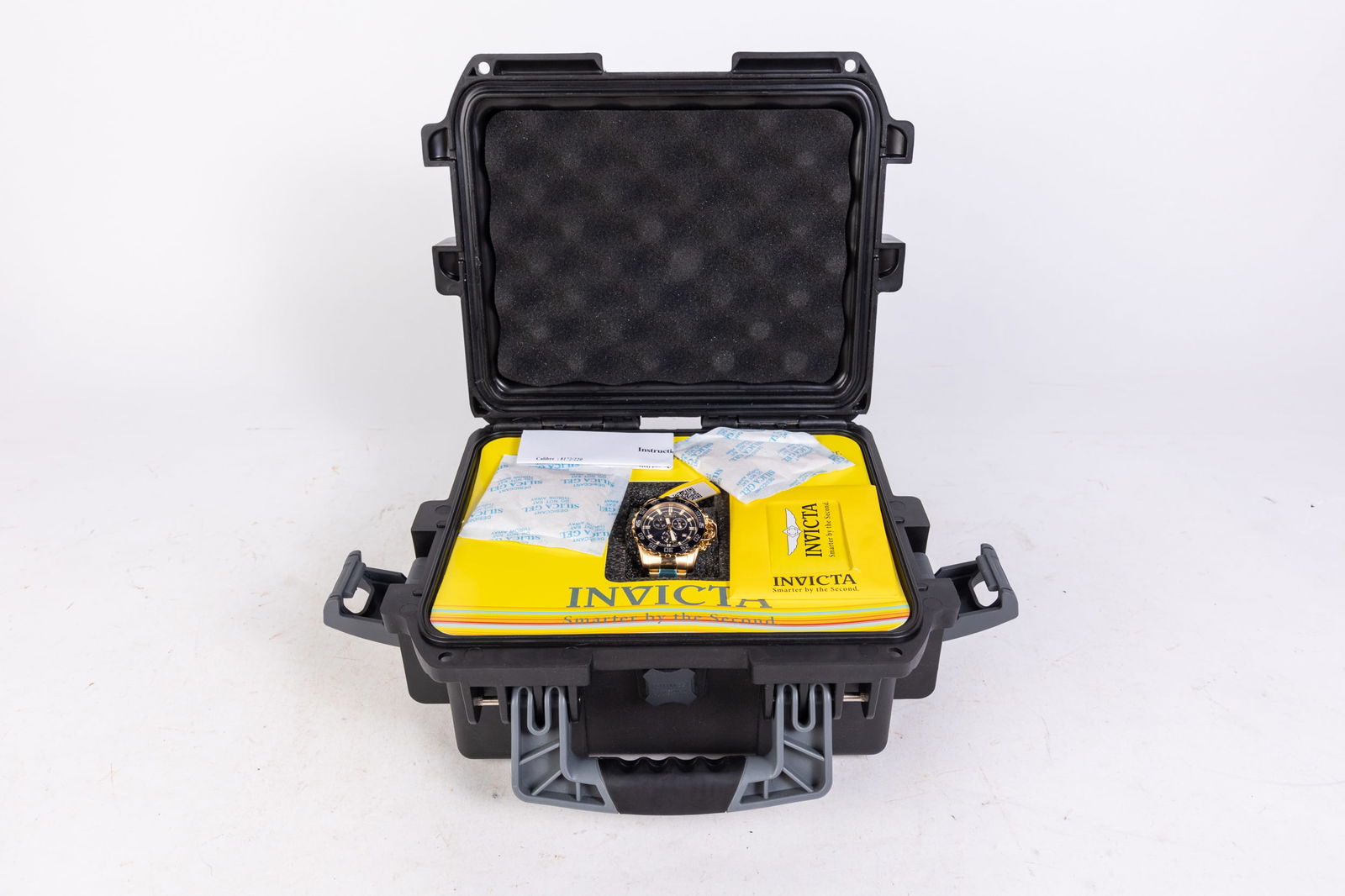 Invicta Pro Diver Men's Watch in Hard Case: Invicta Pro Diver Men's Watch in Hard Case, model #13631, stainless steel, Swiss Quartz movement, 100m water resistance Size 10" x 12" x 6" Literature Brooks Auction is not responsible for outbids.